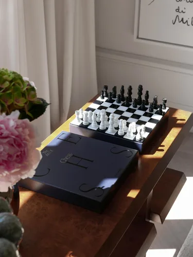 Vista 4 de PrintWorks Art of Chess – Juego de ajedrez de madera en blanco y negro con tablero acrílico – Elegante juego de mesa de café para adultos y familias