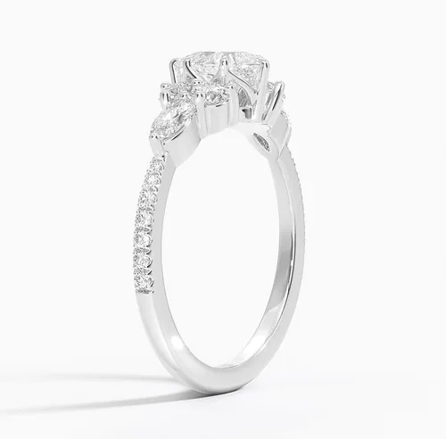 Vista 3 de Anillo de compromiso de diamantes creados en laboratorio con diseño de pera blanca de 1.06 quilates con corte excelente, cuatro puntas de garra