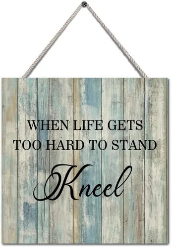 Vista 2 de Letreros de pared de madera con texto en inglés "Saying When Life Gets Too Hard To Stand Kneel Farmhouse Family Entrada" con cita motivacional