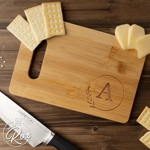 Vista 5 de On The Rox Tablas de cortar con monogramas, 9 x 12 pulgadas, tablero de bambú grabado personalizado de la A a la Z (A) – Tabla de cortar de madera