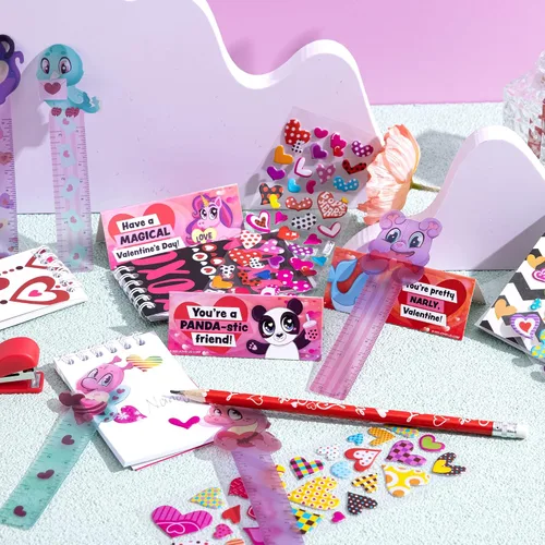 Vista 7 de JOYIN Juego de 28 artículos de papelería para el día de San Valentín con tarjeta de regalo para niños, incluye lápices, reglas, cuaderno