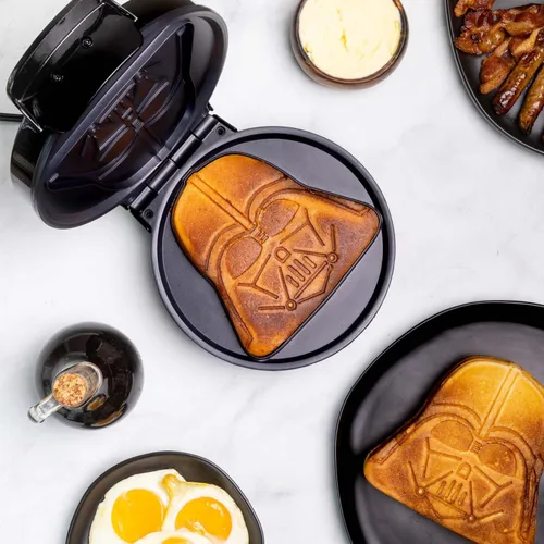 Vista 2 de Uncanny Brands Máquina para hacer gofres Darth Vader - The Sith Lord On Your Waffles- Plancha para gofres