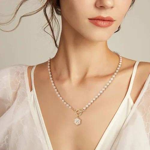 Vista 2 de Collar de perlas con inicial de oro para mujer, chapado en oro de 14 quilates, hecho a mano de 0.197in, collar de perlas de imitación redondo