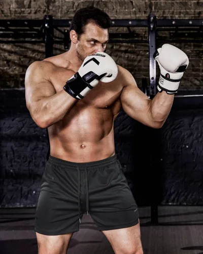 Vista 2 de COOFANDY Paquete de 2 pantalones cortos de entrenamiento para hombre, de secado rápido, pantalones cortos deportivos ligeros de 5 pulgadas