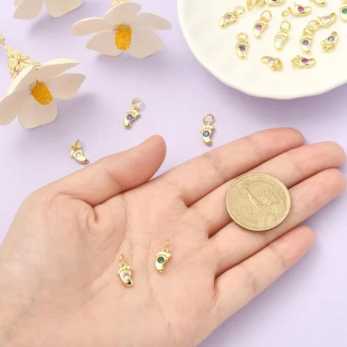 Vista 4 de LiQunSweet 20 piezas de micro pavé de circonitas cúbicas para bebé, diseño de huellas, para hacer joyas de ducha