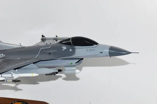 Vista 5 de Lockheed Martin F-16 Fighting Falcon®, escuadrón de prueba y evaluación 422d, modelo a escala de caoba de 18 pulgadas
