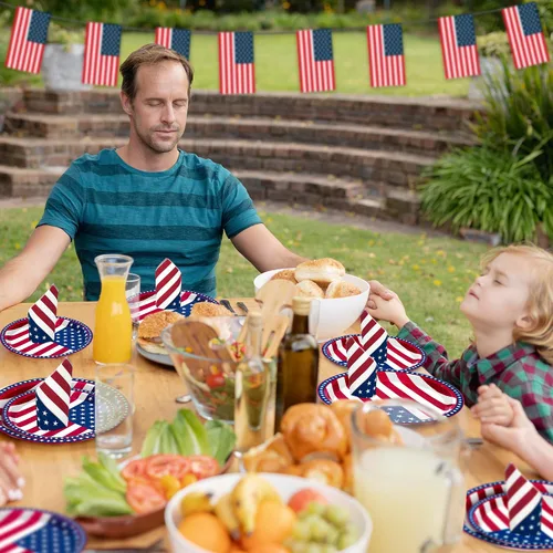 Vista 6 de QZYL 150 piezas de suministros para fiesta del 4 de julio, sirve 50 platos de papel y servilletas de papel con la bandera americana, decoraciones