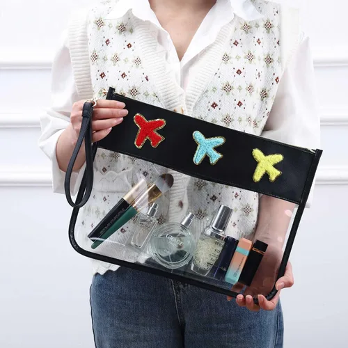 Vista 4 de TopTTanBo Bolsa transparente de chenilla con letras, multiusos, transparente, impermeable, para aperitivos, maquillaje, con correa para la muñeca