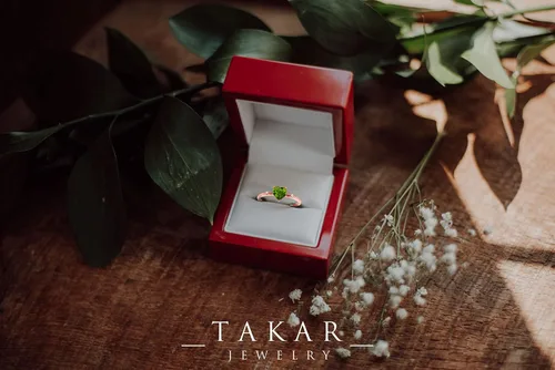 Vista 6 de Elegante anillo apilable de oro de 14 quilates con forma de corazón martillado y diamante