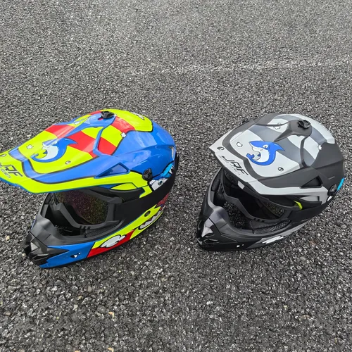 Vista 8 de cascos para niños y jóvenes de bicicleta todoterreno, motocross, ATV, BMX, MX, bicicleta todoterreno, casco de motocicleta J-01 con gafas y guantes