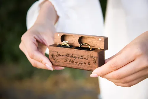Vista 3 de MUUJEE Caja de doble anillo Caja de madera delgada grabada para boda, ceremonia de compromiso, propuesta de anillo caja para 2 anillos, ideas