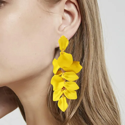 Vista 3 de YUNXI Pendientes largos de acrílico con pétalos largos de resina y flores de rosa con borlas florales y pétalos, para mujeres y niñas