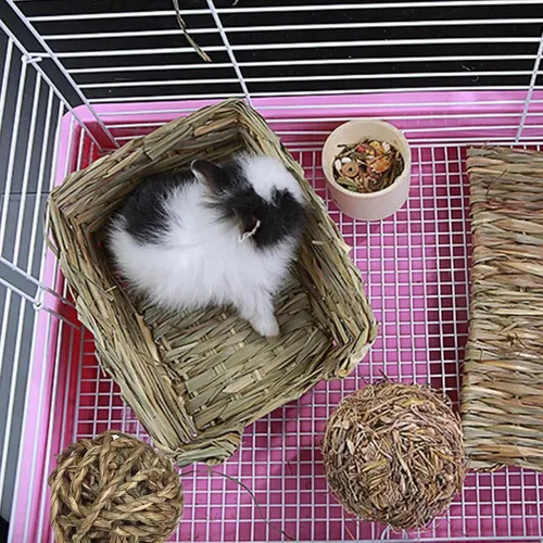 Vista 4 de Hamiledyi Cama de hierba de conejo para conejo, 21 piezas de juguetes masticables de conejo para moler dientes, palo de bambú dulce, bola de hierba