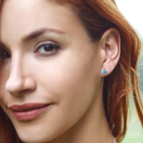 Vista 4 de Gem Stone King Aretes de tuerca de Martini de 3 puntas de oro blanco de 18 quilates con topacio azul suizo para mujer