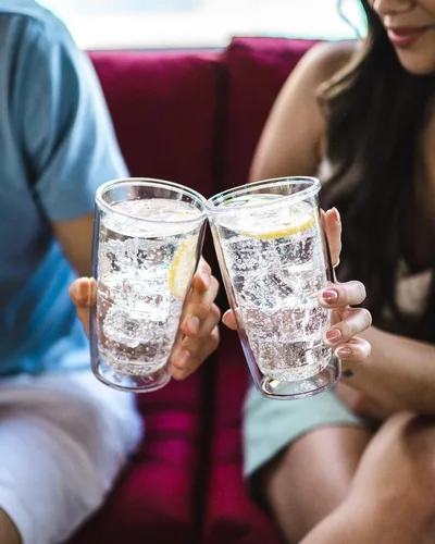 Vista 2 de Tervis Vaso aislado de mesa transparente y colorido fabricado en Estados Unidos con doble pared, taza de viaje que mantiene las bebidas frías