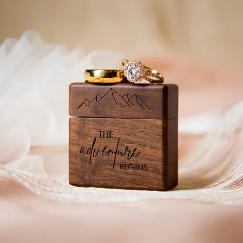 Vista 4 de MUUJEE The Adventure Begins - Caja de anillos de compromiso delgada de madera grabada para propuesta de compromiso aniversario de boda regalo