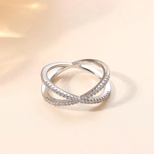 Vista 3 de Diamday Anillo en X chapado en oro de 14 quilates con circonita cúbica brillante apilable, anillos de boda con diamantes de imitación cruzados
