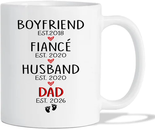 Vista 21 de Taza de café personalizada con nombre y año, taza de cerámica blanca personalizada para bebé, regalo único de taza de café con anuncio de embarazo