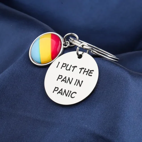 Vista 4 de Llavero pansexual con texto en inglés "I Put The Pan In Panic", llavero con dije de bandera pensexual Pan en Panic K