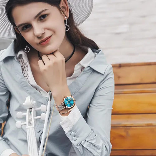 Vista 3 de Relojes de oro rosa para mujer, muñeca pequeña, preciosa abeja, corazón de diamantes, esfera romana, reloj de pulsera de malla de moda para mujer