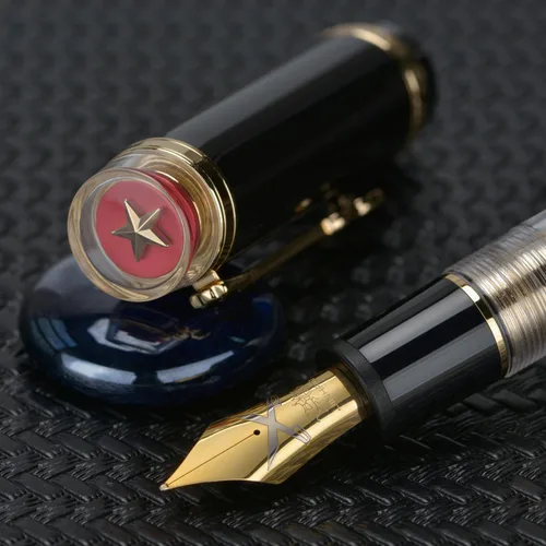 Vista 5 de Jinhao Tiandao 1935 Pluma estilográfica media #8 con punta espada, acrílico negro y transparente con gran convertidor y clip de guitarra