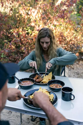 Vista 10 de Stansport Deluxe 24-Piece Enamel Tableware Set - Enamel Plates and Bowls Lightweight and Durable Camp Dish Set for Camping and Backpacking Plates