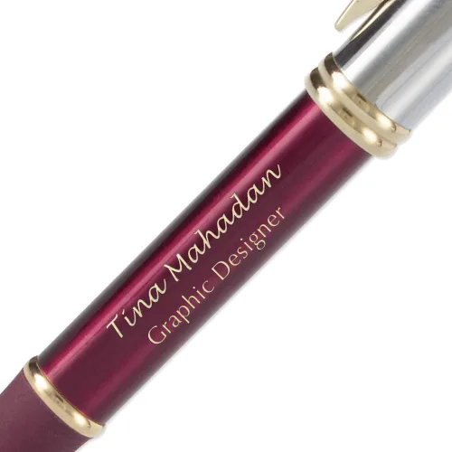 Vista 5 de 1 bolígrafo de metal ejecutivo grabado con láser personalizado en color negro clásico con detalles en tono dorado. Tinta negra.