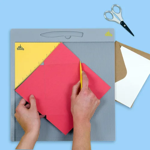 Vista 3 de EK Tools, Tabla de Puntuación Estándar, 13"x14.25", Carpeta de Hueso Incluida, Tabla de Puntuación para Manualidades de Papel, Hacer Sobres