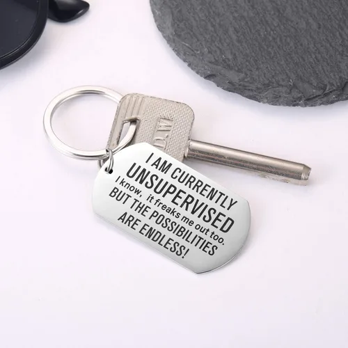 Vista 4 de Ralukiia Llavero con texto en inglés "I Am Currently Unsupervised", regalo sarcástico novedoso para hombres y mujeres, divertido regalo