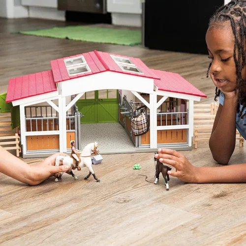 Vista 6 de Schleich Granja Equina y Establo - Juego de 44 Piezas Ganador de Premios, Centro de Equitación con 2 Juguetes de Poni, Figurilla de Jinete