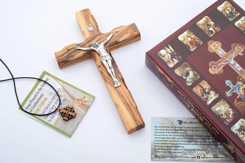 Vista 6 de Olive Wood Gifts Shop Cruz de madera de olivo hecha a mano con metal chapado en plata (crucifijo de 8 pulgadas) – Colgante de pared, de la Tierra