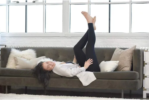 Vista 4 de MARENA Leggings de viaje de compresión graduada de ajuste relajado con cintura que se mantiene en su lugar etapa 3