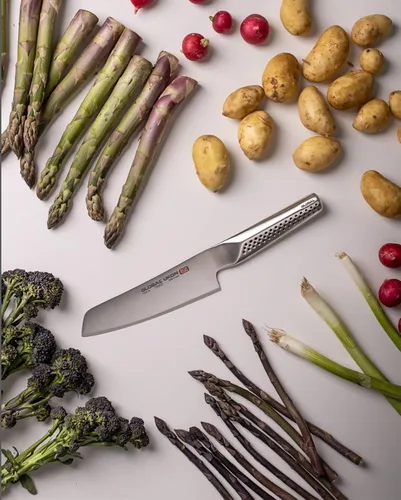 Vista 2 de Cuchillo Global UKON Nakiri con hoja cuadrada de 5.5 in, cuchillo para verduras, CROMOVA 18 de acero inoxidable