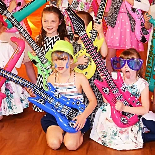 Vista 6 de Novelty Place 12 guitarras inflables para niños, 35 pulgadas, guitarras eléctricas inflables de 35 pulgadas, colores surtidos, juguete de guitarra