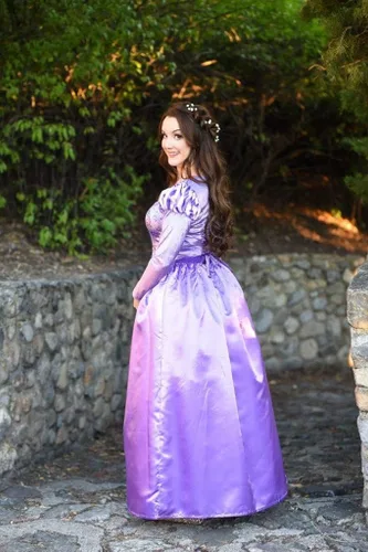 Vista 3 de Little Adventures Disfraz de Rapunzel encantado para mujeres adultas, Morado