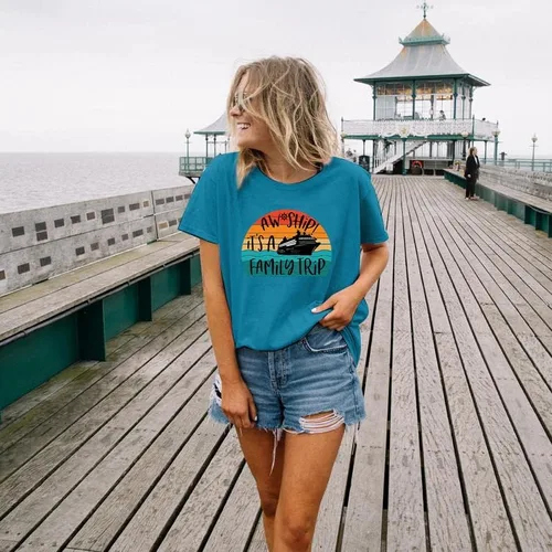 Vista 2 de Camiseta de crucero para mujer, diseño con texto en inglés Aw Ship! It's a Family Trip Print, camisetas de crucero familiar, camisetas de verano