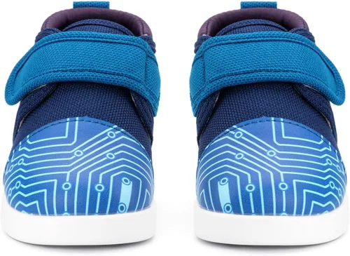 Vista 2 de ikiki Zapatillas deportivas para niños pequeños y niños pequeños. Tenis de ajuste espacioso. Nota no chirriantes, puntera y talón de cuero vegano