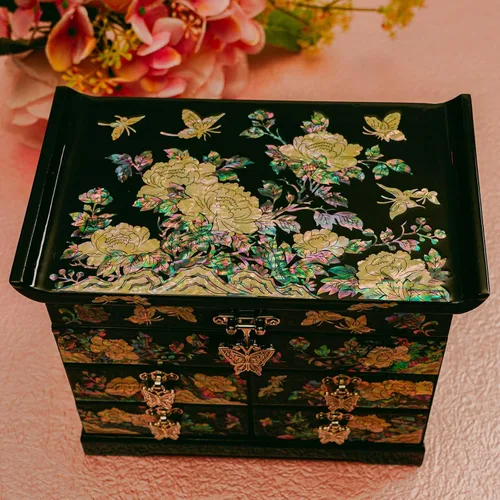 Vista 4 de Caja de Joyería February Mountain con Incrustación de Nácar - Diseño Tradicional de Flores y Mariposas Elegante para Ella