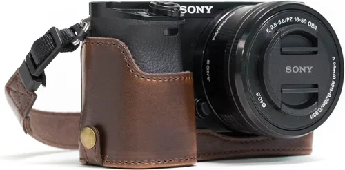 Vista 11 de MegaGear Ever Ready - Funda de piel para cámara compatible con Sony Alpha A6300, A6000 Negro