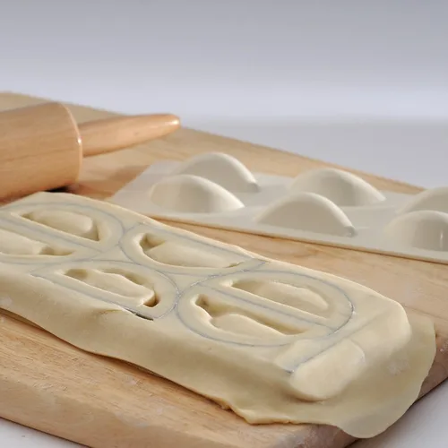 Vista 8 de Norpro Pierogi Maker con prensa de plástico, 7 onzas