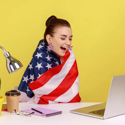 Vista 7 de Pendientes de bandera americana para mujeres y niñas, aretes colgantes de estrella con cuentas patrióticas, pendientes del Día de los Caídos del 4