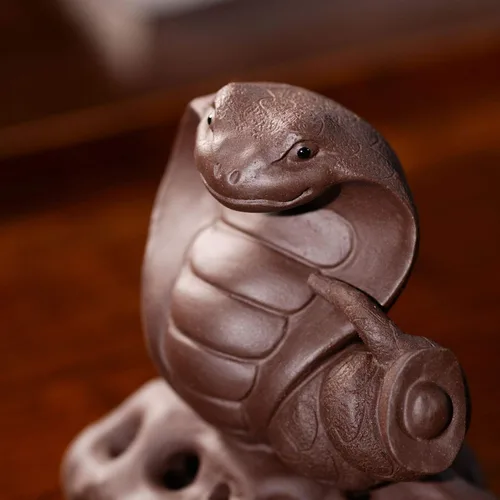 Vista 4 de Slowtee Yixing - Figuras de té de arcilla morada para mascotas, rey cobra, adornos de mesa de té de arena morada para decoración, serpiente