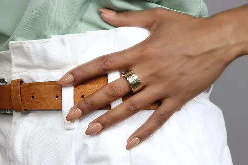 Vista 2 de Anillo martillado de oro personalizable para mujer, banda texturizada para moda, boda y compromiso, joyería apilable hecha a mano