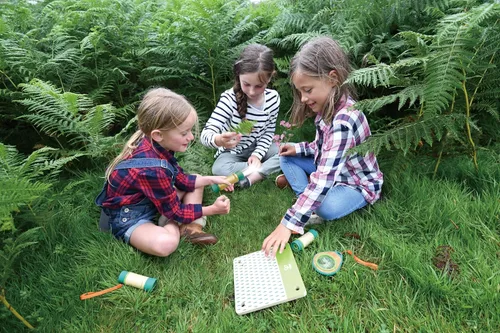 Vista 2 de Hape Linterna de mano con funda, hecha de bambú, diversión de la naturaleza, juguetes al aire libre