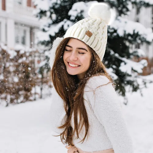 Vista 6 de PAGE ONE - Gorro de invierno para mujer, acanalado, de punto trenzado grueso, cálido y suave, con pompón