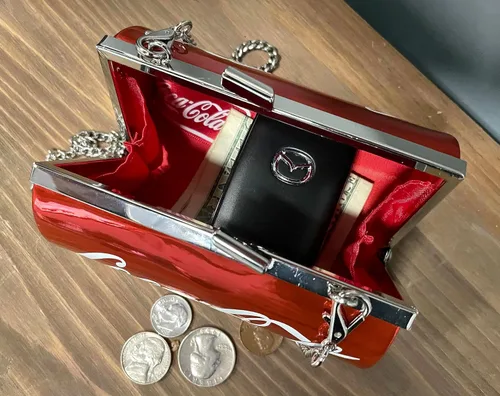 Vista 2 de Bolsa de noche clásica con licencia de Coca-Cola, bolsa de embrague de Coca-Cola de 4.75 pulgadas de largo