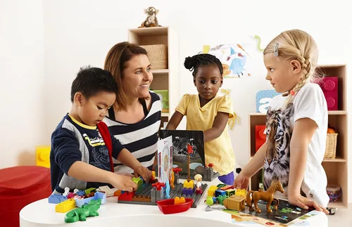 Vista 6 de LEGO StoryTales DUPLO Brick Set 45005, juguete educativo para el desarrollo del lenguaje para niñas y niños a partir de 3 años (109 piezas)