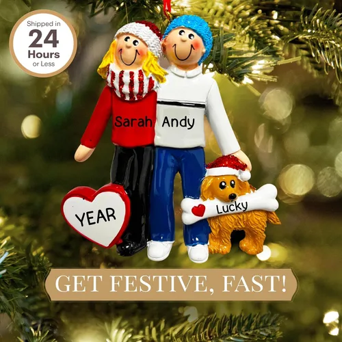 Vista 2 de Adorno personalizado para pareja con perro 2025 – Recuerdo de árbol de Navidad de familia de 2 Grabado con láser recién casado con cachorro