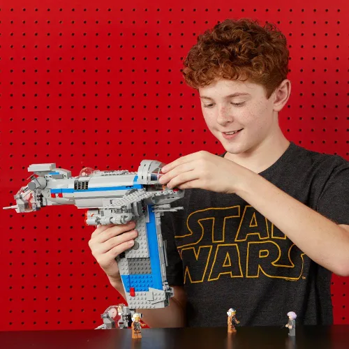 Vista 4 de LEGO Star Wars Episodio VIII Bombardero de resistencia 75188 Kit de construcción (780 piezas)