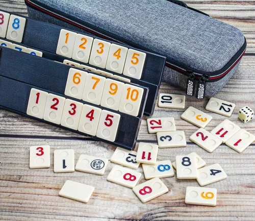 Vista 6 de Rummy Cube Game Original Rummy Tiles Juego de viaje con 4 estantes antideslizantes, funda de transporte rígida de EVA, números codificados por